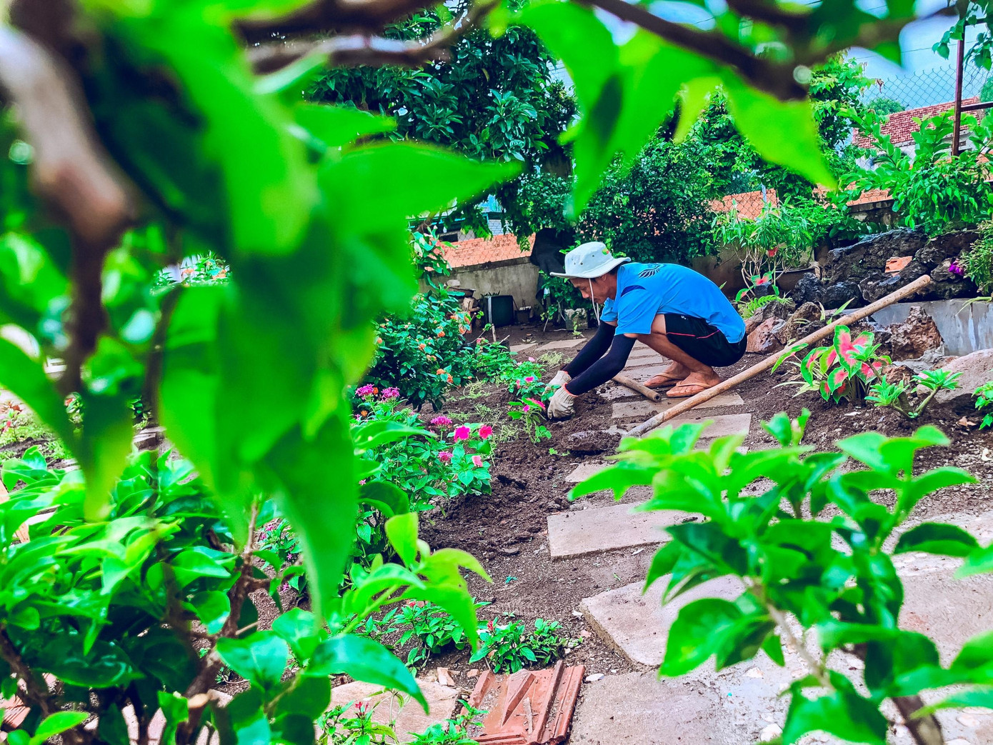 Vừa đăng vài bức ảnh, chia sẻ đoạn video quay khung cảnh ngôi nhà lên trang cá nhân, anh Kiên nhận được sự yêu thích từ bạn bè và cộng đồng mạng. Nhiều người khen ngôi nhà của anh không kém những homestay nổi tiếng &quot;vạn người mê&quot;.