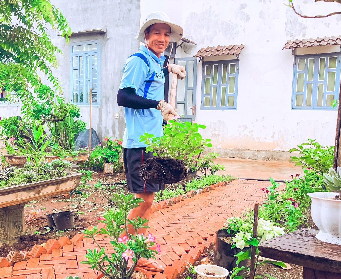 Khi dịch COVID-19 diễn biến phức tạp, anh đóng cửa tiệm, về quê Cư M’gar tránh dịch. Là người năng động, anh Kiên bắt tay biến căn nhà cũ trên 40 năm tuổi thành một homestay mà anh đã ấp ủ bấy lâu.