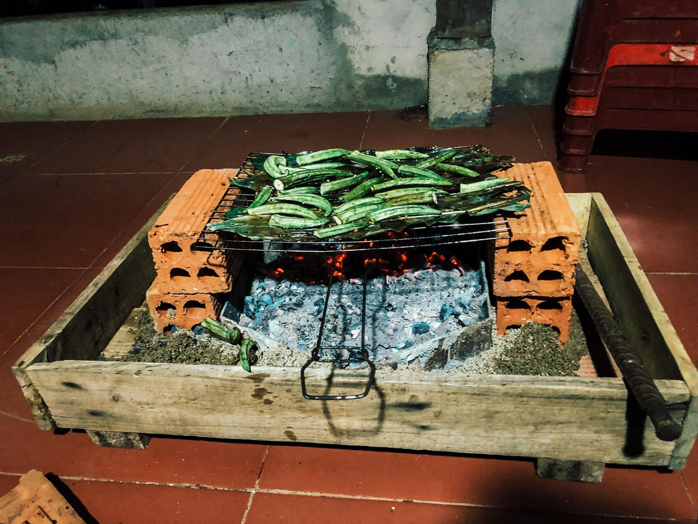 Trải qua 2 tháng hè, anh Kiên đã sở hữu ngôi nhà ngập tràn hoa lá, đúng như mong ước bấy lâu. Dù khuôn mặt có cháy nắng, người có gầy đi, anh Kiên vẫn vui vẻ vì được làm những điều mình thích giữa mùa dịch.