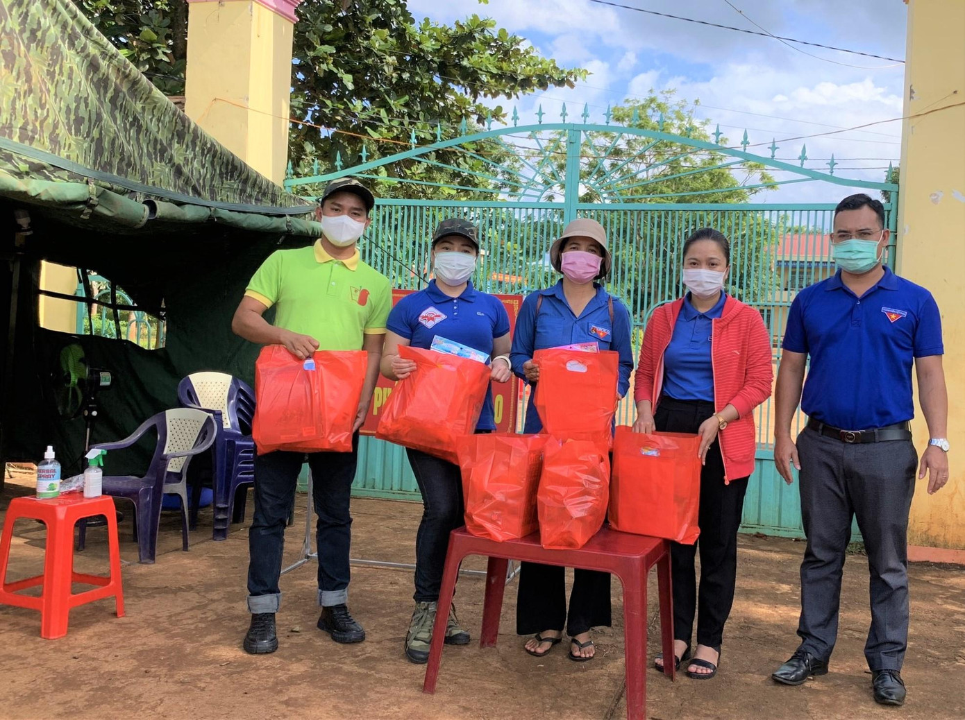 Nhiều phần quà ý nghĩa được chương trình trao tặng tại huyện Cư M'gar Nhiều phần quà ý nghĩa được chương trình trao tặng tại huyện Cư M'gar