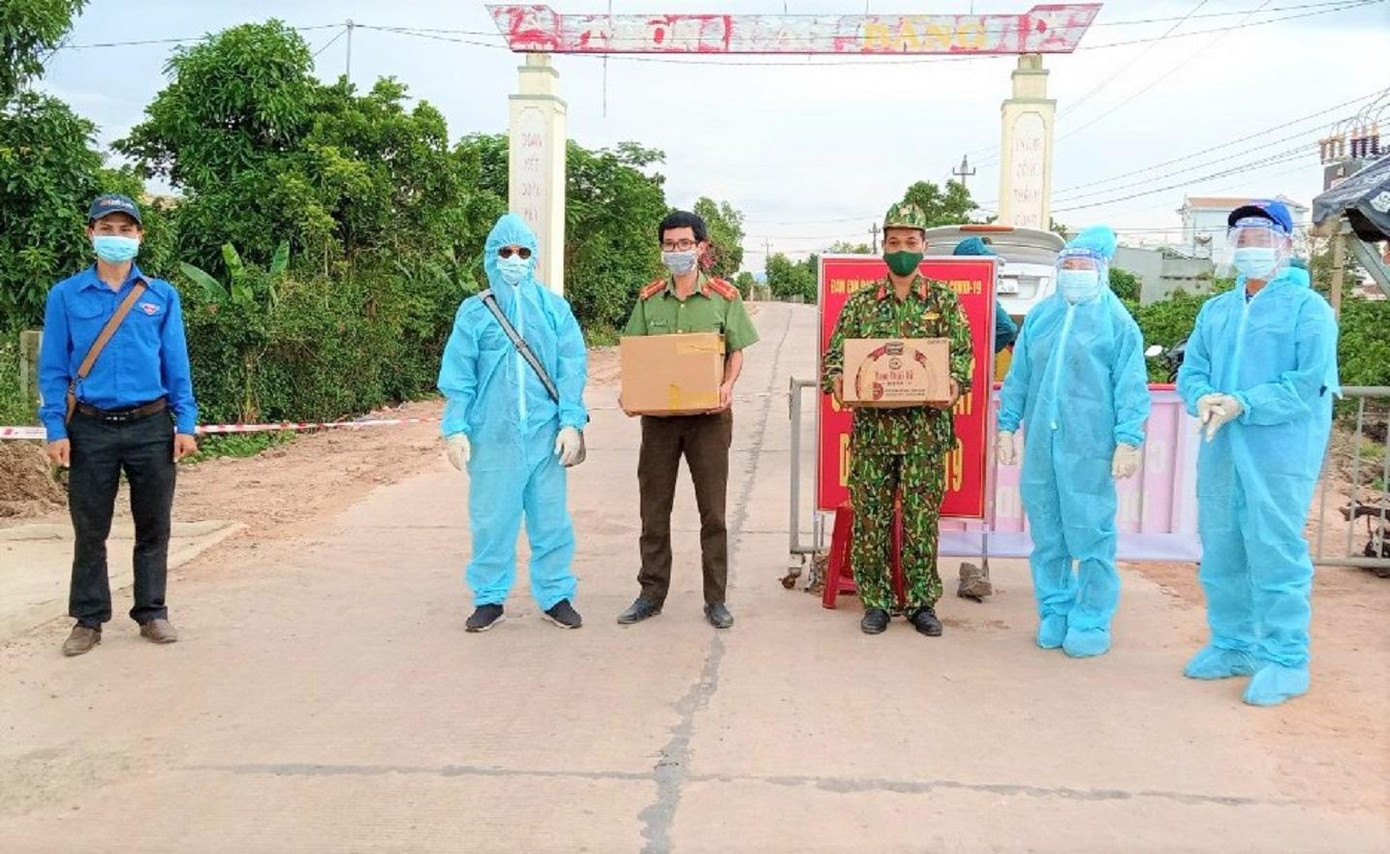 Đại diện CLB Tây Nguyên Xanh Đắk Lắk tặng nhu yếu phẩm cho chốt kiểm soát dịch huyện Krông Pắc Đại diện CLB Tây Nguyên Xanh Đắk Lắk tặng nhu yếu phẩm cho chốt kiểm soát dịch huyện Krông Pắc