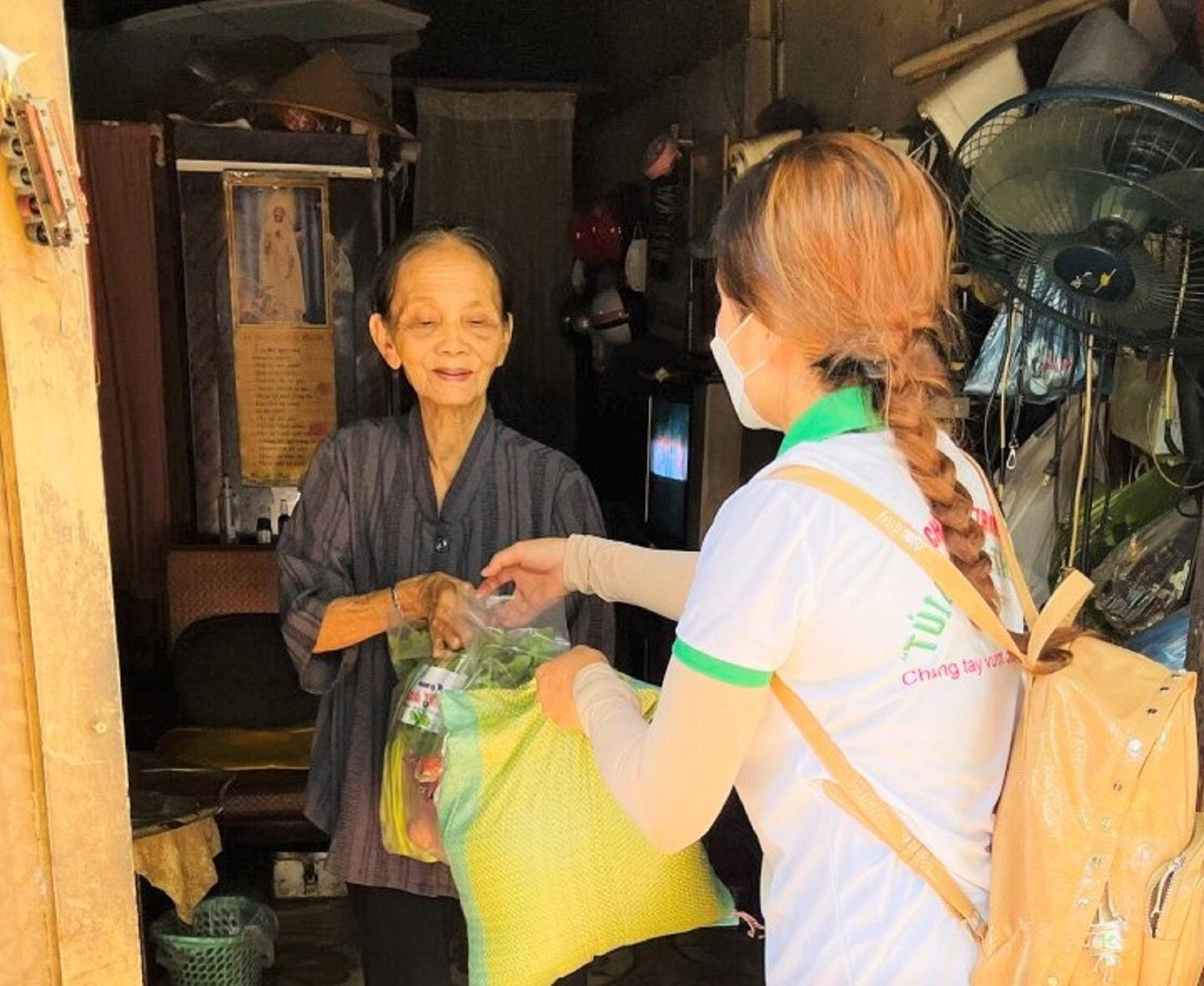 Tại TP. Buôn Ma Thuột, chương trình trao hơn 600 túi quà yêu thương Tại TP. Buôn Ma Thuột, chương trình trao hơn 600 túi quà yêu thương