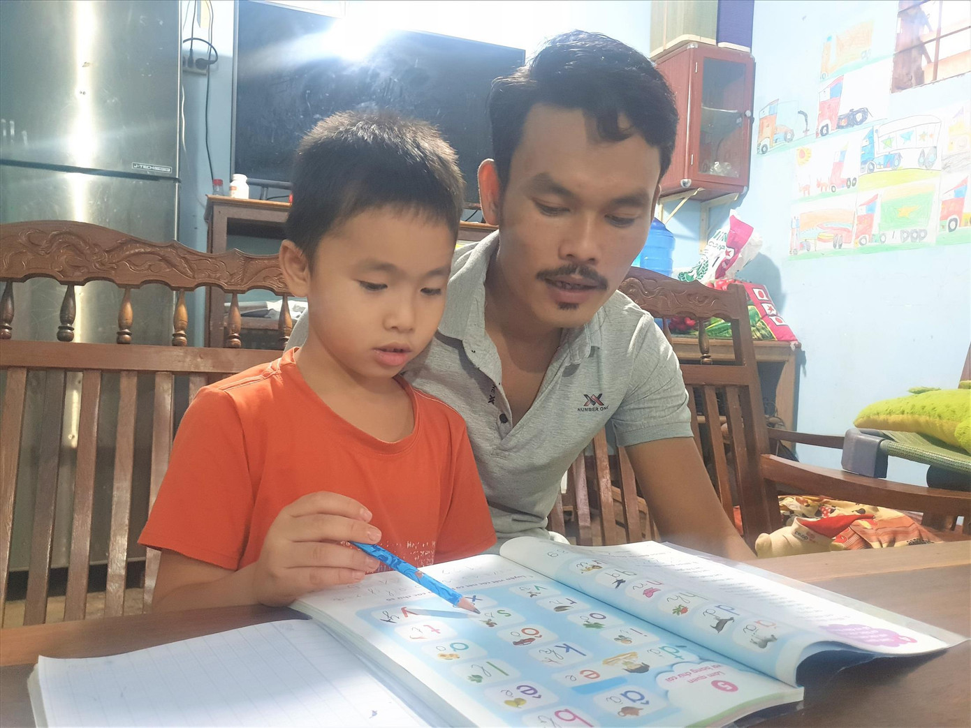 Phụ huynh chủ động giúp trẻ học bài tại nhà