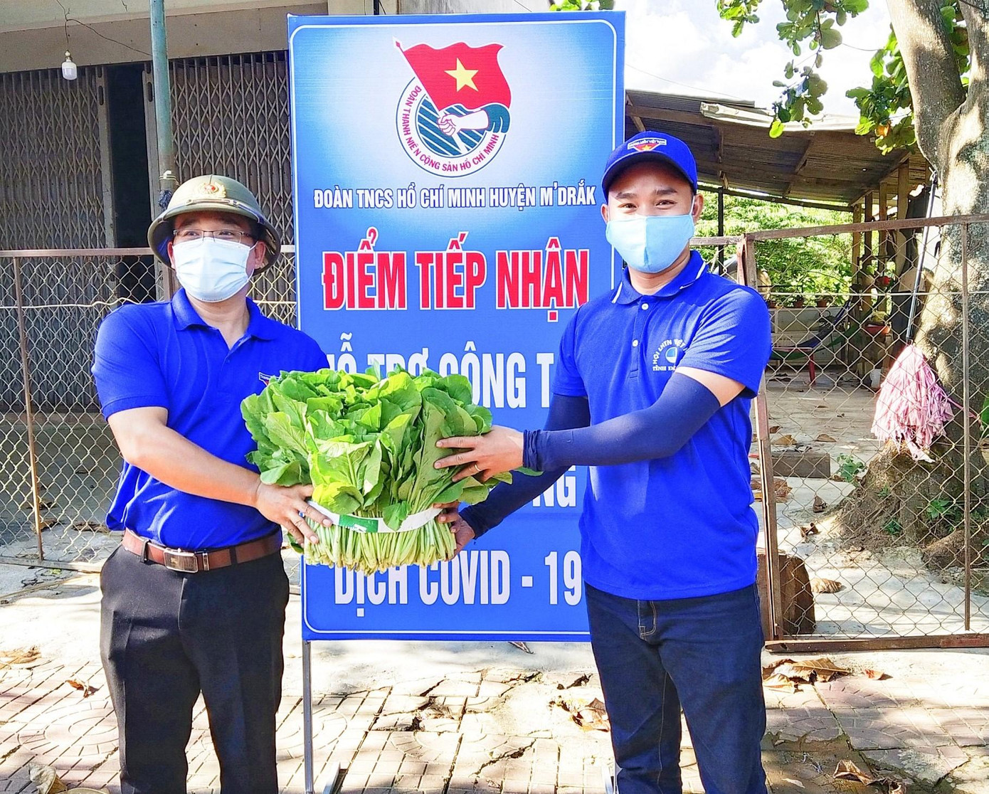 Tặng thực phẩm cho người dân huyện M'đrắk Tặng thực phẩm cho người dân huyện M'đrắk