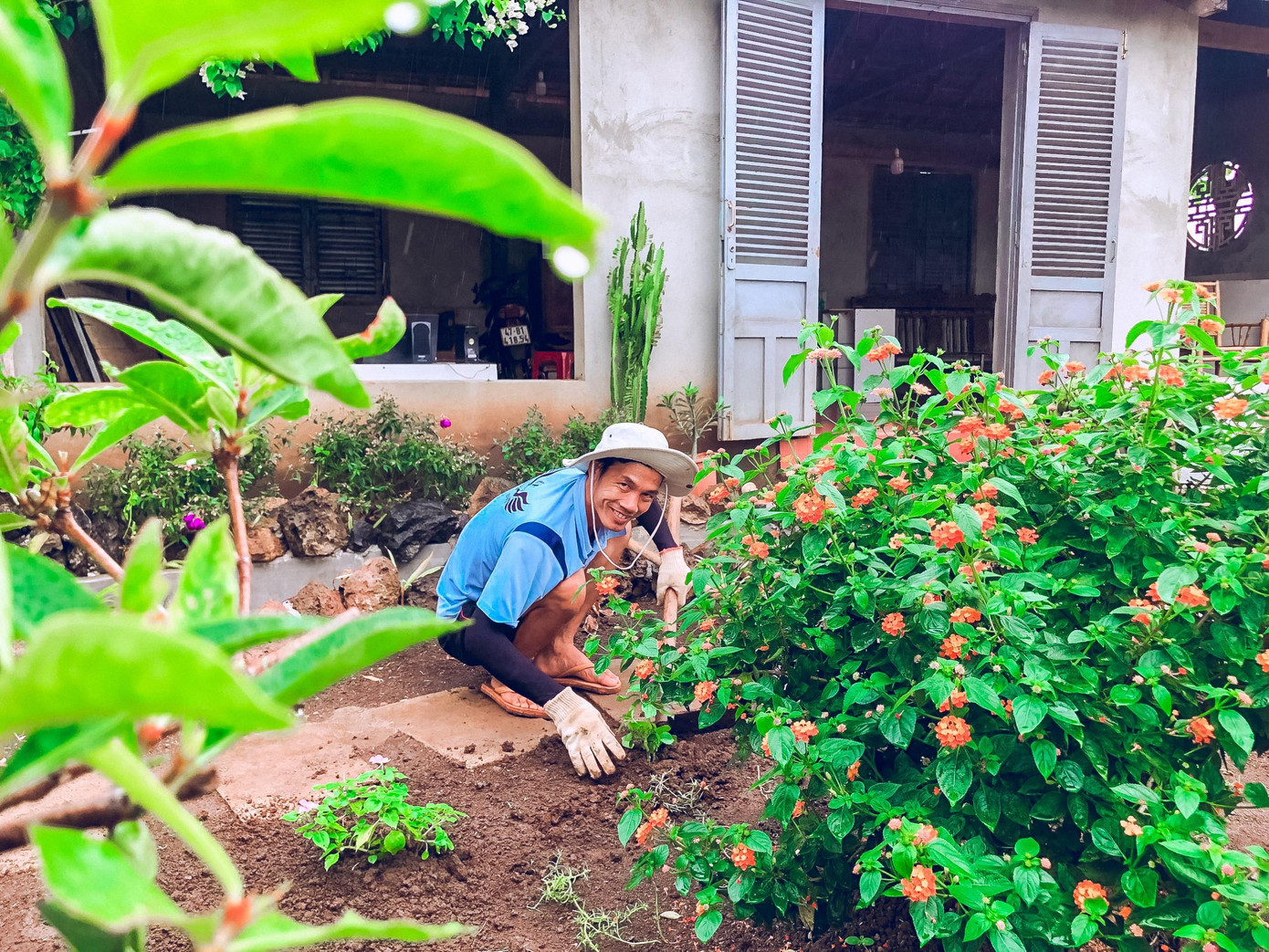 Từ việc làm vườn hoa, xây tường, thiết kế lối đi, đến trồng loại hoa, cây cảnh nào, anh Kiên cũng tự tay thực hiện. Những lúc thiếu ý tưởng, anh lại lên mạng tìm tòi, học hỏi. Cứ thế sau gần 2 tháng triển khai, anh Kiên đã sở hữu căn nhà với diện mạo hoàn toàn mới.