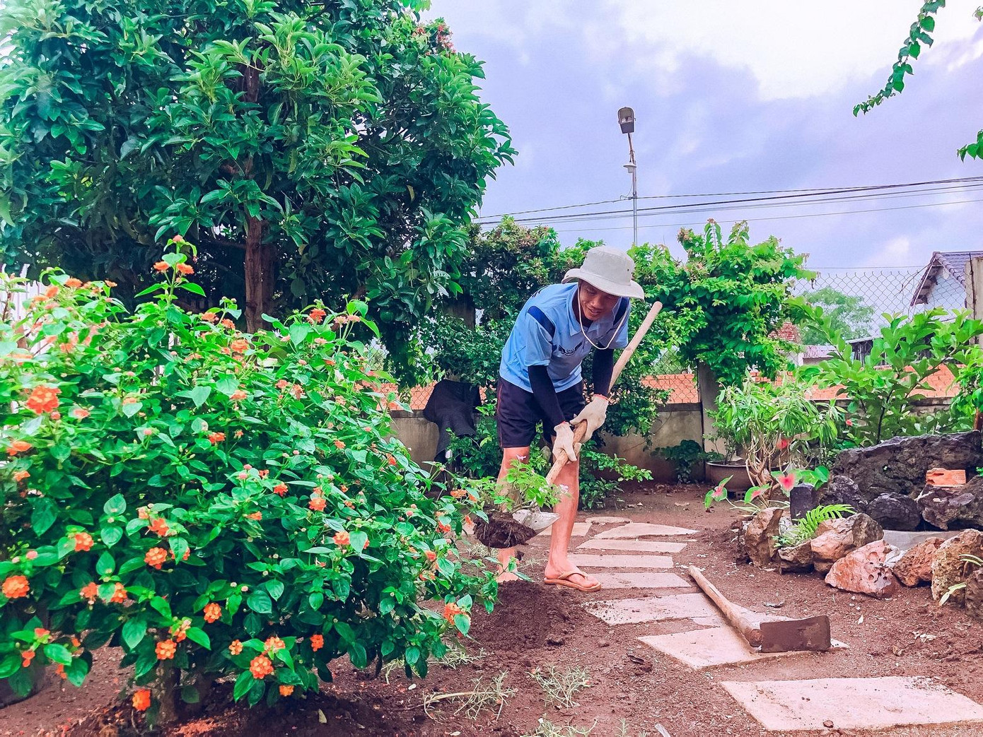 “Nhiều người phải tốn cả tiền tỉ cho hành trình bỏ phố về quê chỉ để có căn nhà nhỏ, trồng đủ loại hoa, cây cảnh mà mình yêu thích. Tôi không nhiều tiền đến thế nên tận dụng những vật dụng có sẵn trong nhà rồi tân trang, thiết kế lại cho phù hợp. Đặc biệt, những kỷ niệm gắn bó với gia đình từ mấy chục năm trước như ti vi trắng đen, nồi đồng, chiếc ghế cũ… đều giữ lại”, anh Kiên kể.