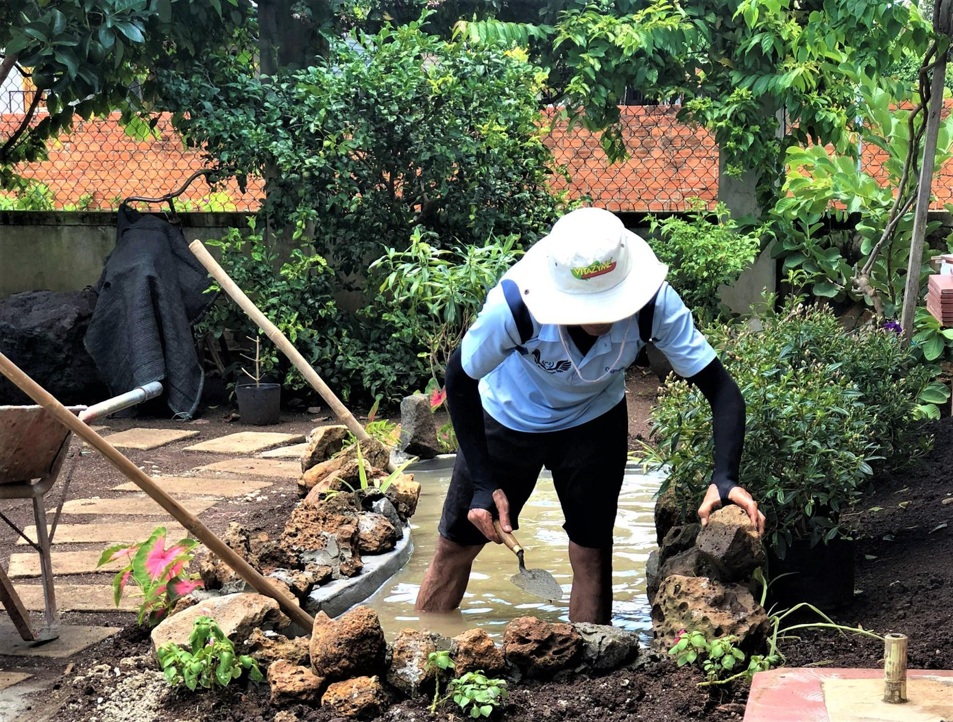 Đó là anh Đỗ Ngọc Kiên (giáo viên mỹ thuật, Trường tiểu học Trần Quốc Toản, thị trấn Ea Pốk, huyện Cư M’gar, Đắk Lắk). Ngoài làm giáo viên, anh Kiên còn là chủ tiệm ảnh nhỏ trên TP. Buôn Ma Thuột.