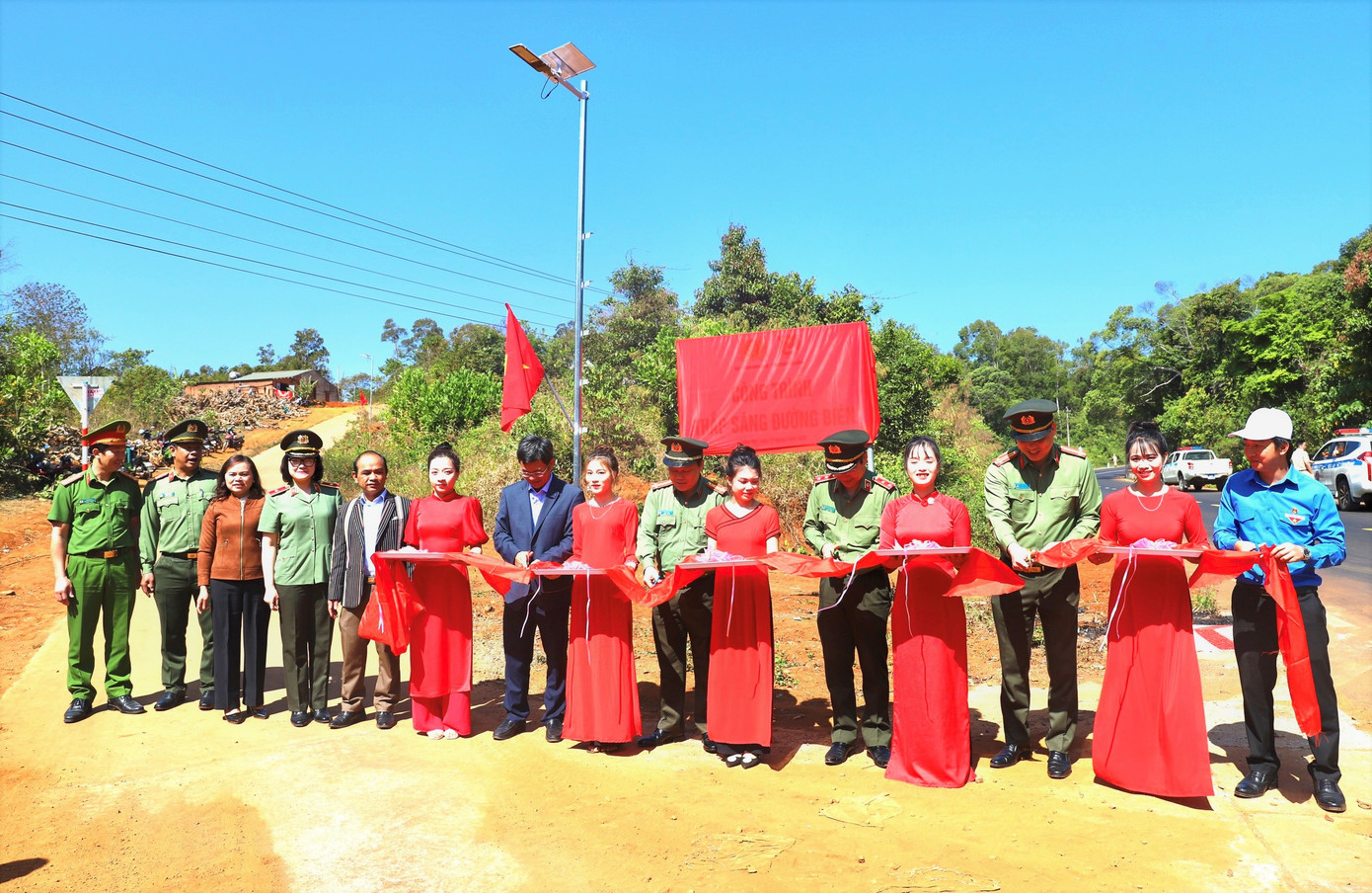 Cắt băng khánh thành công trình thắp sáng đường biên