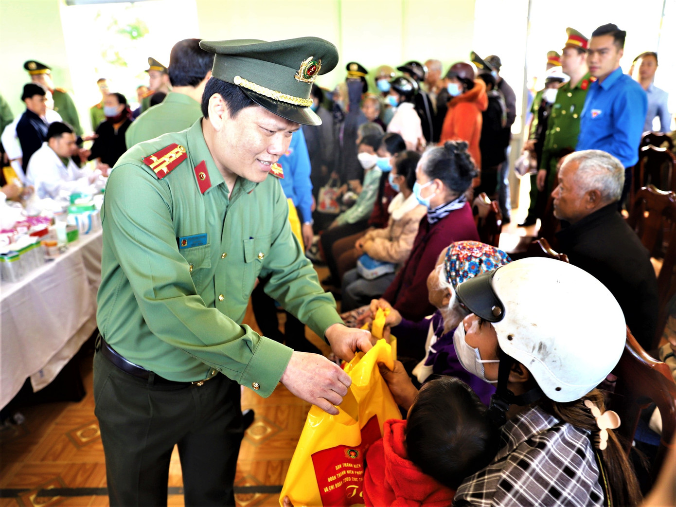 Đại tá Bùi Quang Thanh, Giám đốc Công an tỉnh Đắk Nông trao tặng quà cho các hộ dân có hoàn cảnh khó khăn