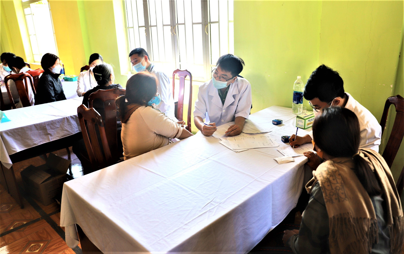 Bà con biên giới được khám, phát thuốc miễn phí