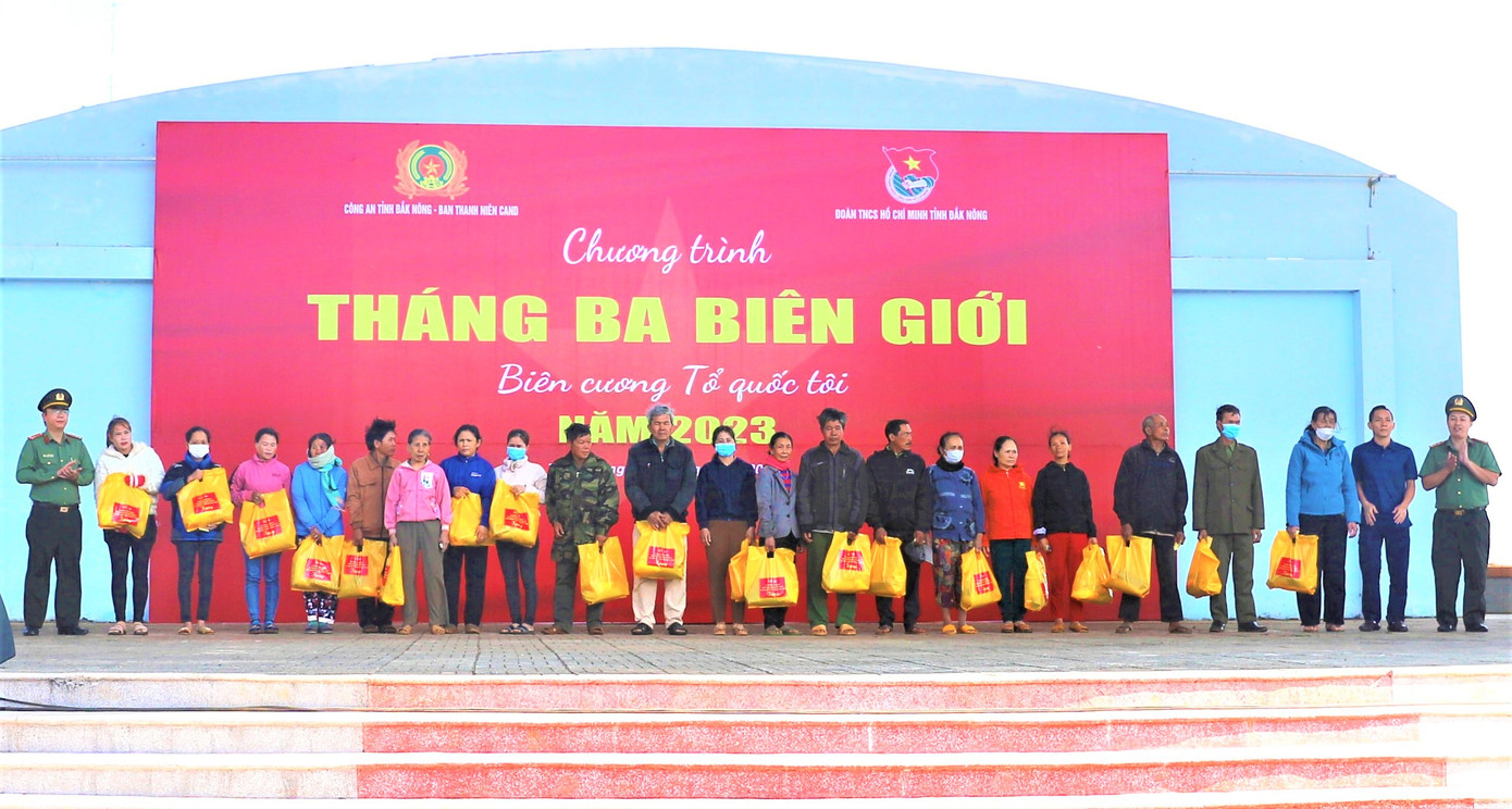 Bà con có hoàn cảnh khó khăn được tặng quà trong Chương trình Tháng ba biên giới