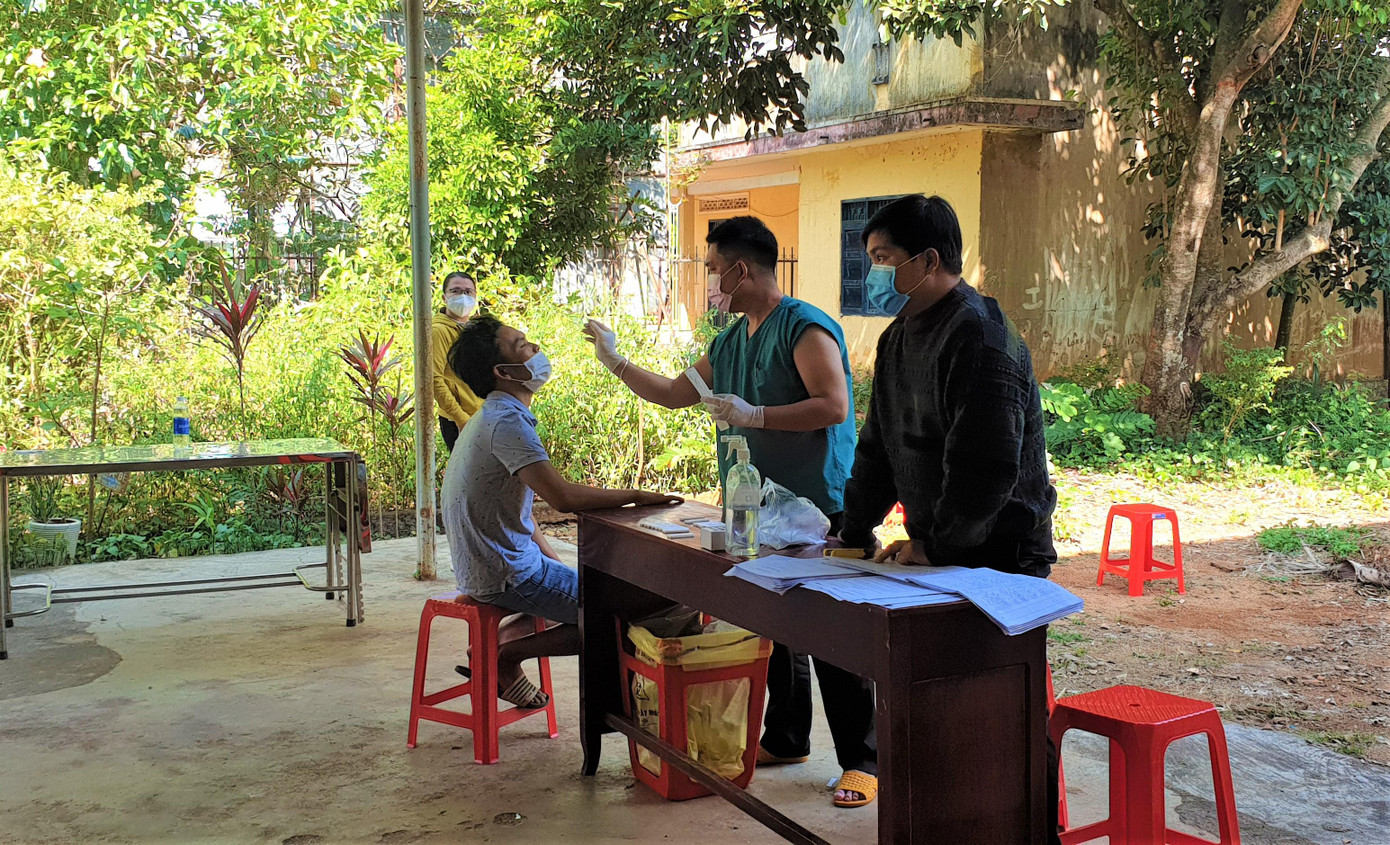 Nhân viên một Trạm Y tế ở TP. Buôn Ma Thuột lấy mẫu xét nghiệm SARS-CoV-2 Nhân viên một Trạm Y tế ở TP. Buôn Ma Thuột lấy mẫu xét nghiệm SARS-CoV-2