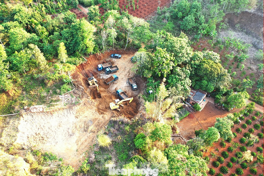 Hiện trường khai thác đất không đúng quy định để phục vụ Dự án đường Hồ Chí Minh, đoạn tránh phía Đông TP. Buôn Ma Thuột, mà báo Tiền Phong từng phản ánh