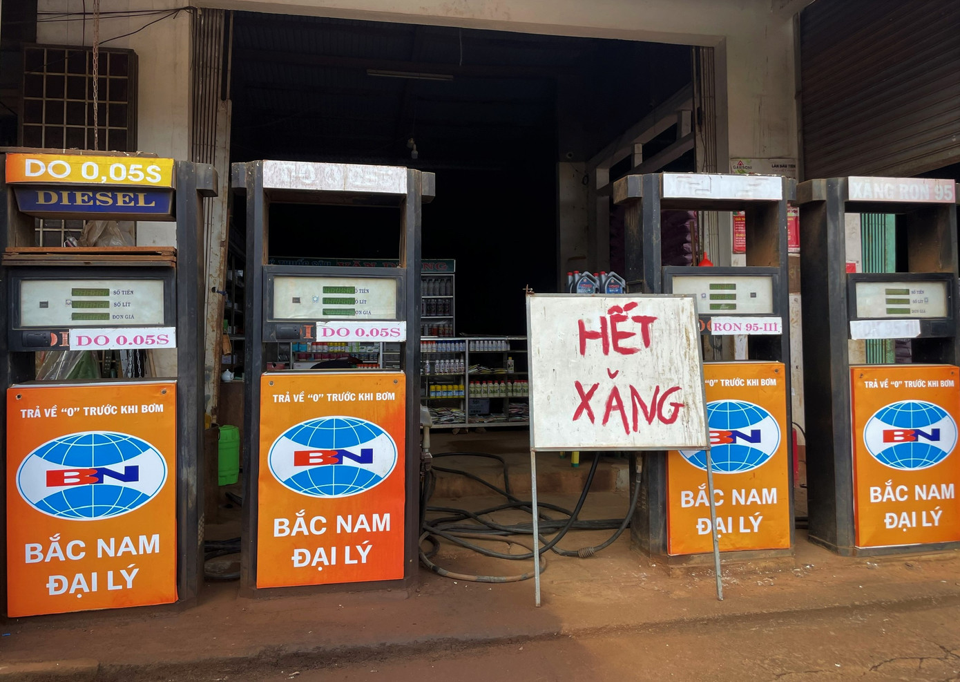 Một cửa hàng tại Đắk Lắk treo biển "hết xăng" ngày 31/1. Một cửa hàng tại Đắk Lắk treo biển "hết xăng" ngày 31/1.