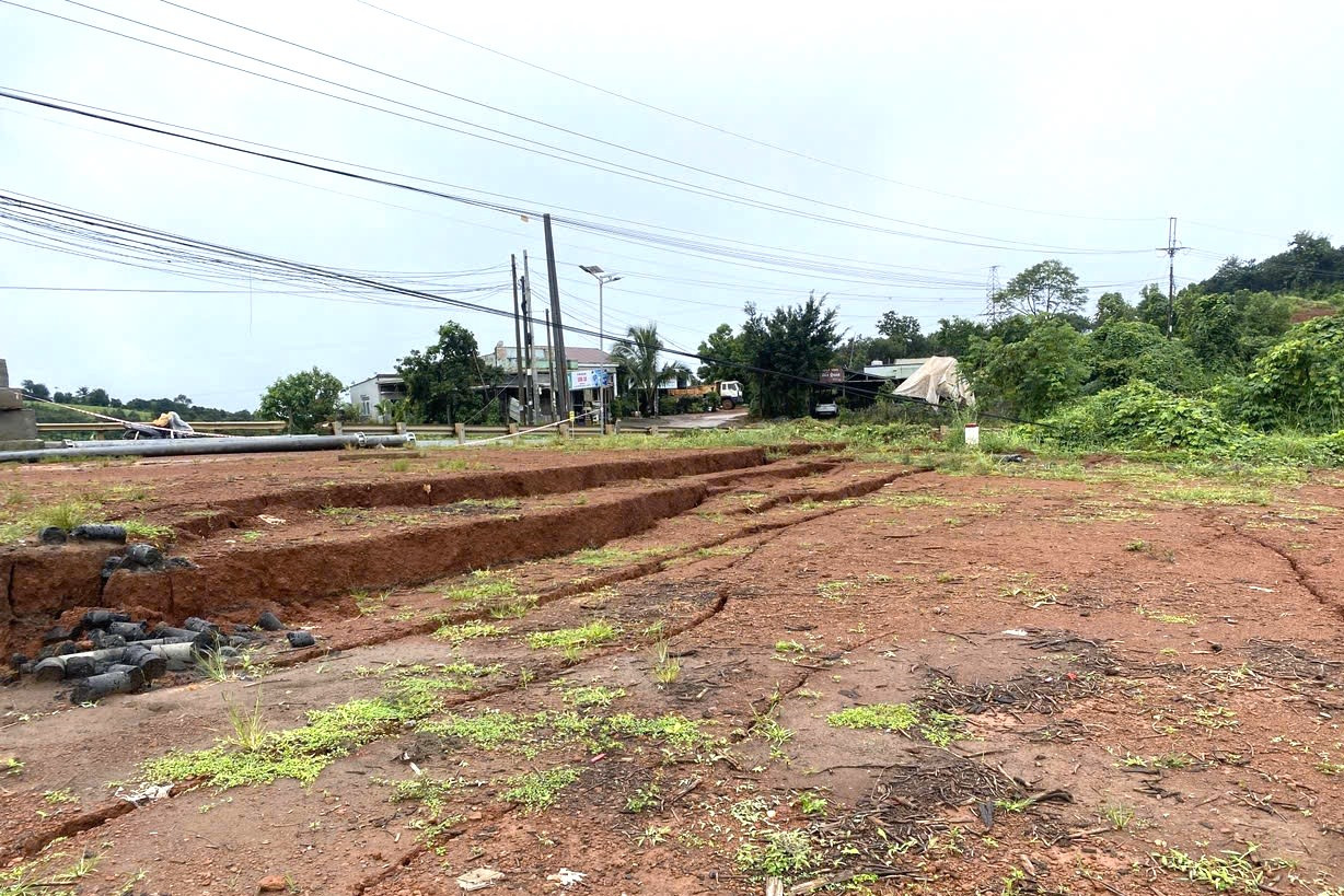 Các vết nứt xuất hiện ven Quốc lộ 14, đoạn qua dốc ông Bồ