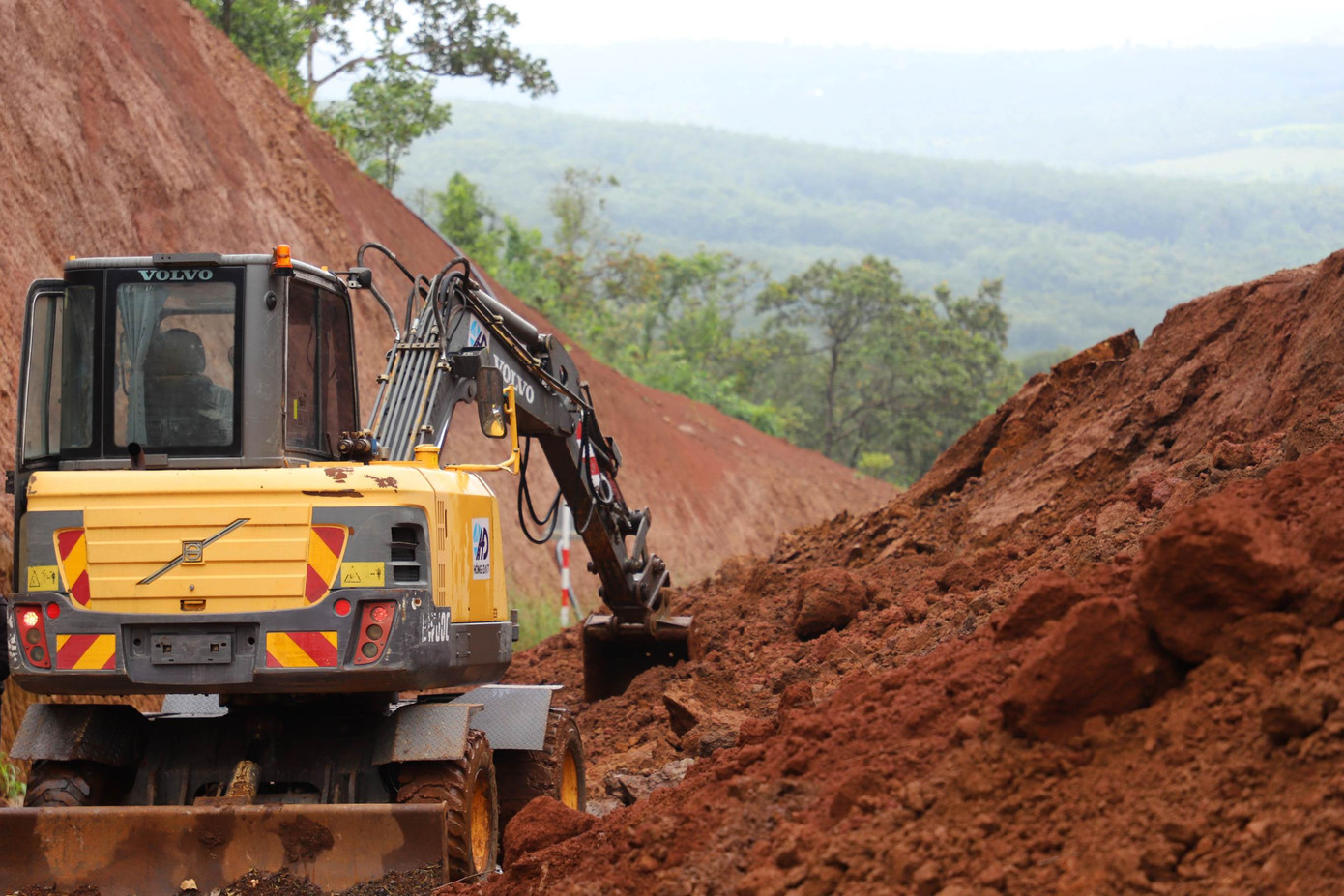 Xe chuyên dụng được huy động để khai thông tuyến đường bị sạt lở