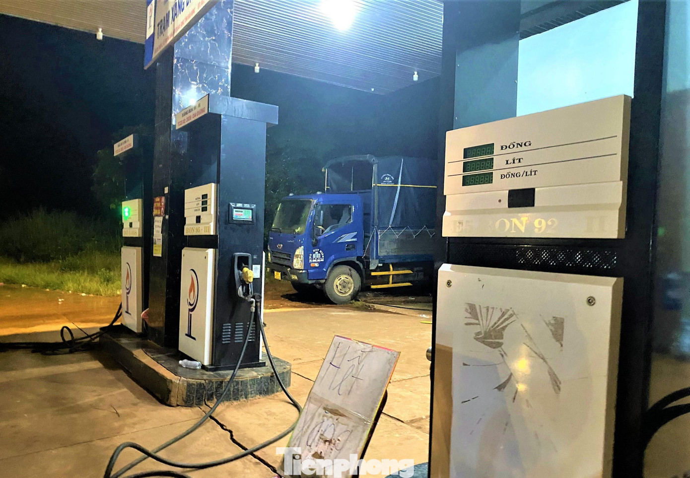 Một cửa hàng xăng dầu tại xã Trường Xuân (huyện Đắk Song, Đắk Nông) thông báo hết xăng. Ảnh chụp tối 6/9 Một cửa hàng xăng dầu tại xã Trường Xuân (huyện Đắk Song, Đắk Nông) thông báo hết xăng. Ảnh chụp tối 6/9