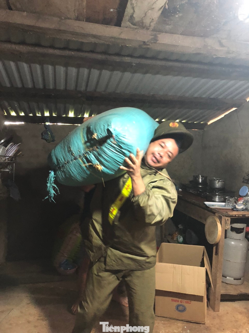 Lực lượng chức năng giúp dân sơ tán khỏi vùng nguy hiểm Lực lượng chức năng giúp dân sơ tán khỏi vùng nguy hiểm