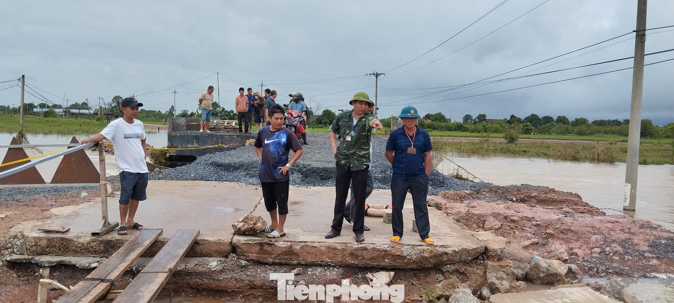 Lãnh đạo xã Ea Rốk kiểm tra hiện trường, chỉ đạo làm cầu tạm cho người dân đi Lãnh đạo xã Ea Rốk kiểm tra hiện trường, chỉ đạo làm cầu tạm cho người dân đi
