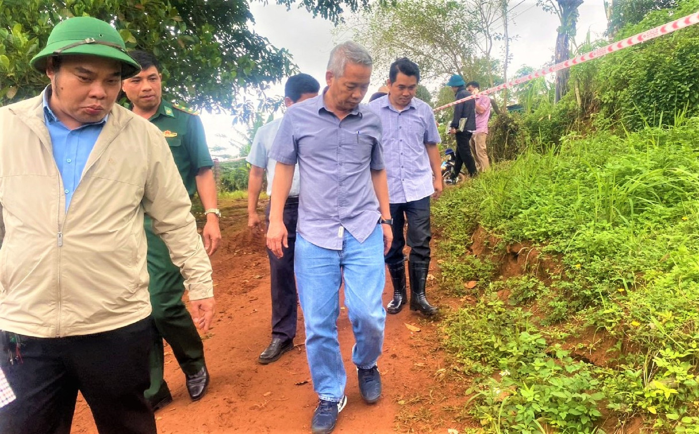 Chính quyền địa phương, các đơn vị liên quan khảo sát vị trí xuất hiện các vết nứt nguy hiểm