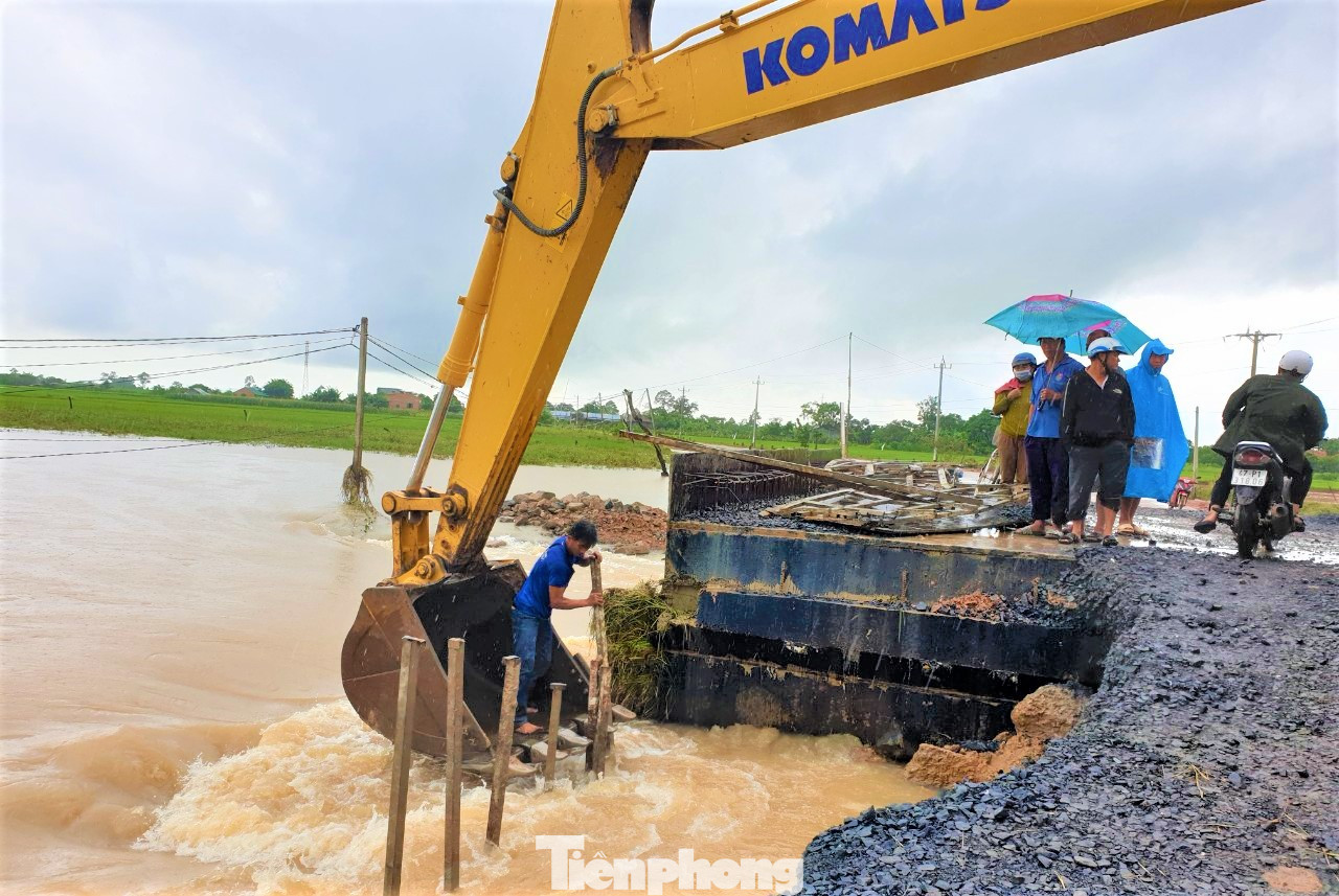Đóng cọc, làm cầu tạm qua khu vực đoạn đường bị cuốn trôi Đóng cọc, làm cầu tạm qua khu vực đoạn đường bị cuốn trôi