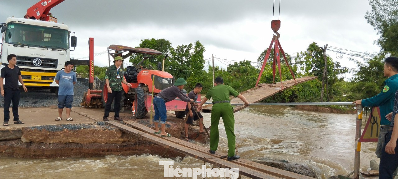 Lực lượng chức năng có mặt tại hiện trường, tiến hành làm cầu tạm Lực lượng chức năng có mặt tại hiện trường, tiến hành làm cầu tạm