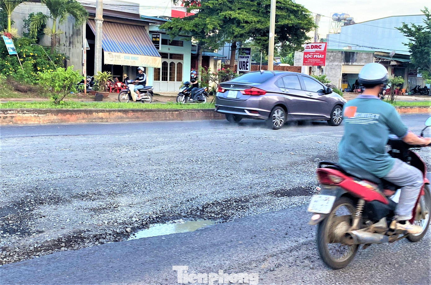 Dù mới được sửa nhưng nhiều vị trí đã có dấu hiệu hư hỏng lại