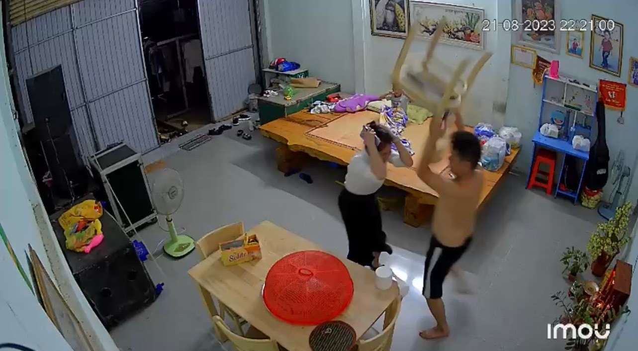 Hình ảnh người chồng cầm ghế tấn công vợ