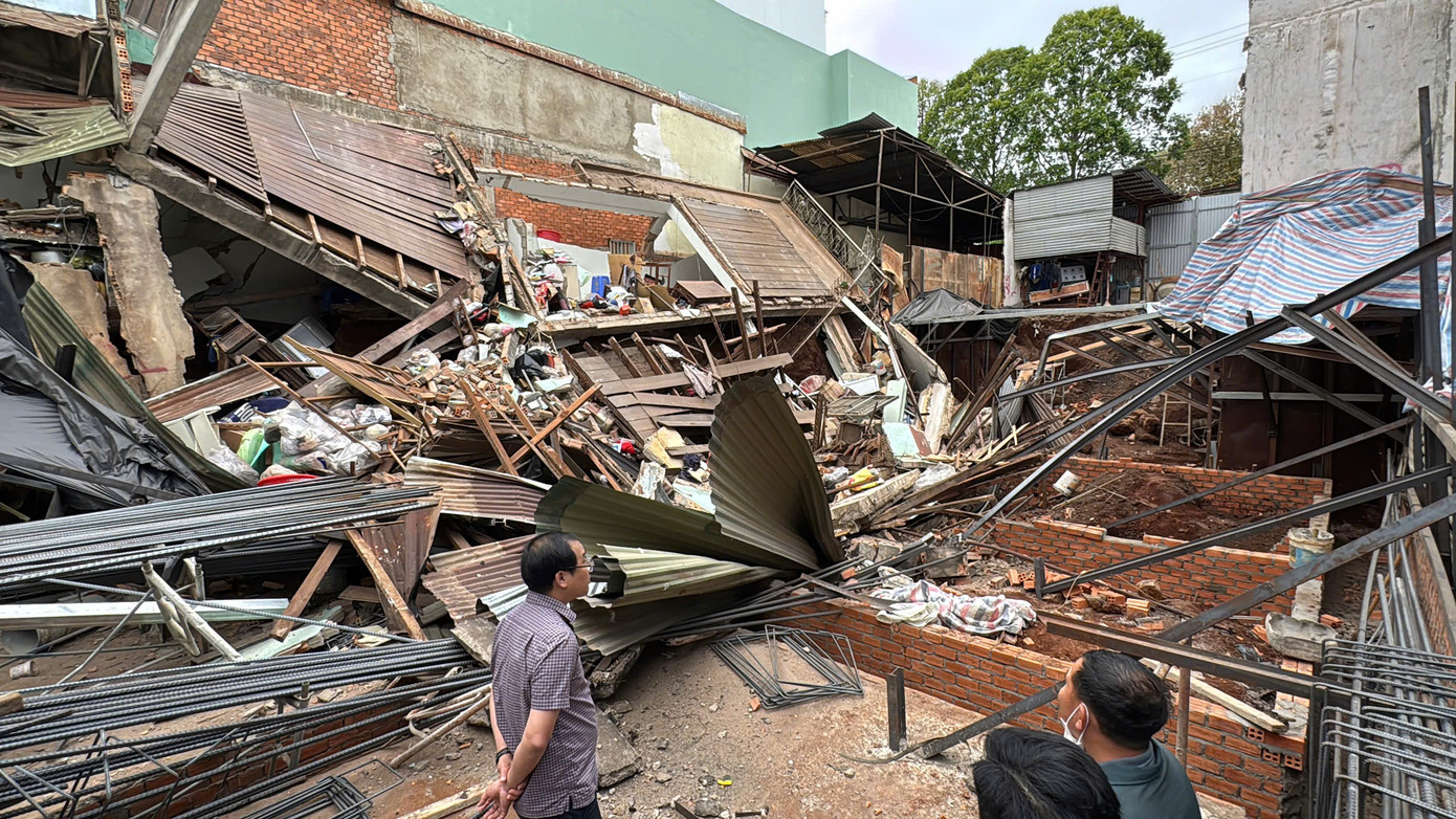 Căn nhà lầu bị sập đổ sau khi hàng xóm đào móng xây nhà 7 tầng Căn nhà lầu bị sập đổ sau khi hàng xóm đào móng xây nhà 7 tầng