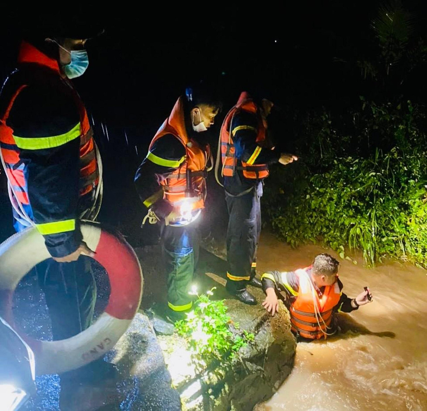 Lực lượng cứu hộ triển khai tìm kiếm