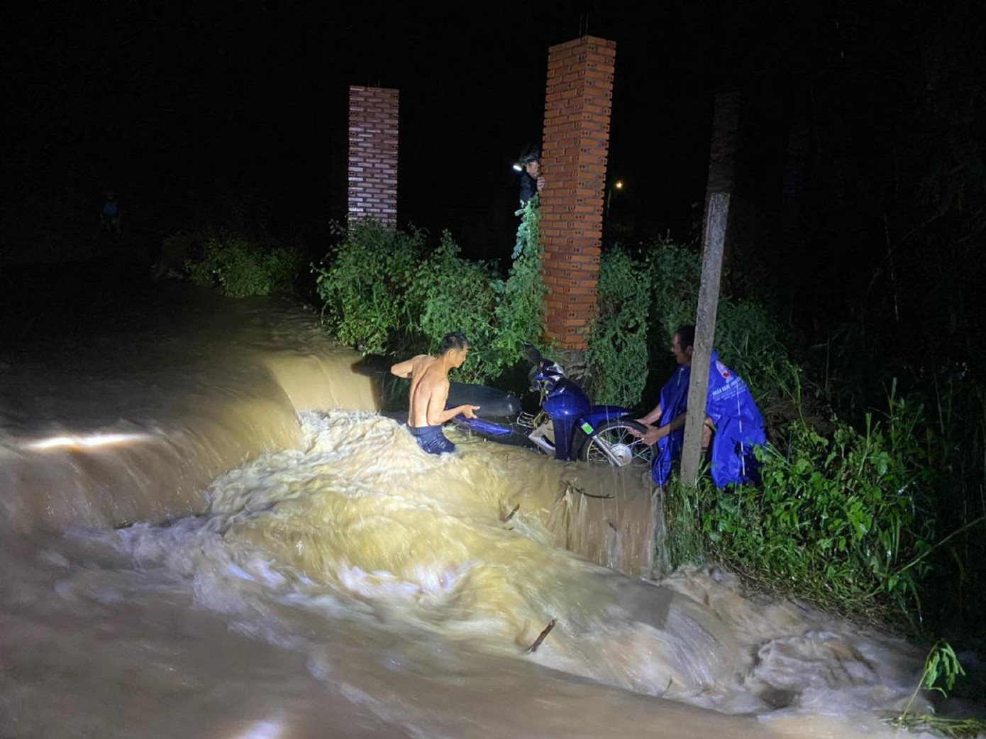 Chiếc xe máy được tìm thấy giữa dòng nước dữ