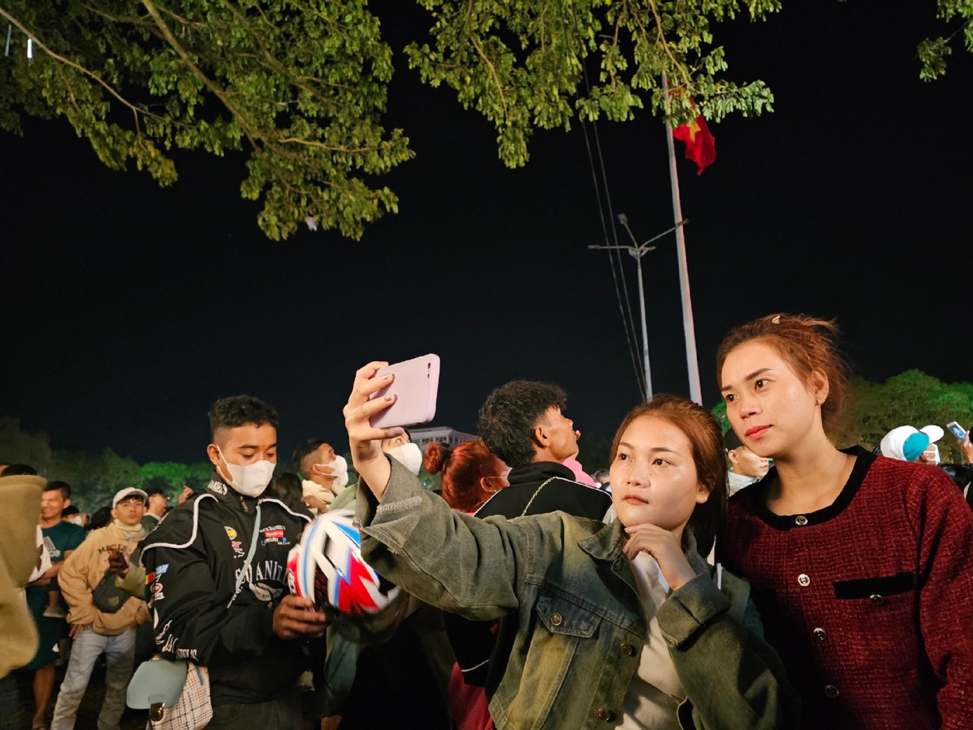 Du khách lưu giữ kỷ niệm đêm Giao thừa Du khách lưu giữ kỷ niệm đêm Giao thừa