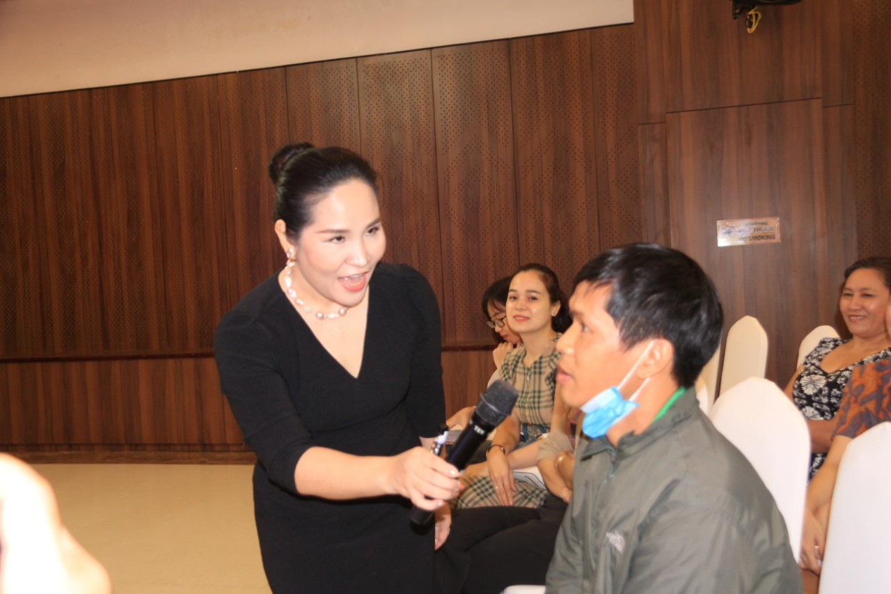 Một phụ huynh chia sẻ với tiến sĩ tâm lý Tô Nhi A tại hội thảo Một phụ huynh chia sẻ với tiến sĩ tâm lý Tô Nhi A tại hội thảo