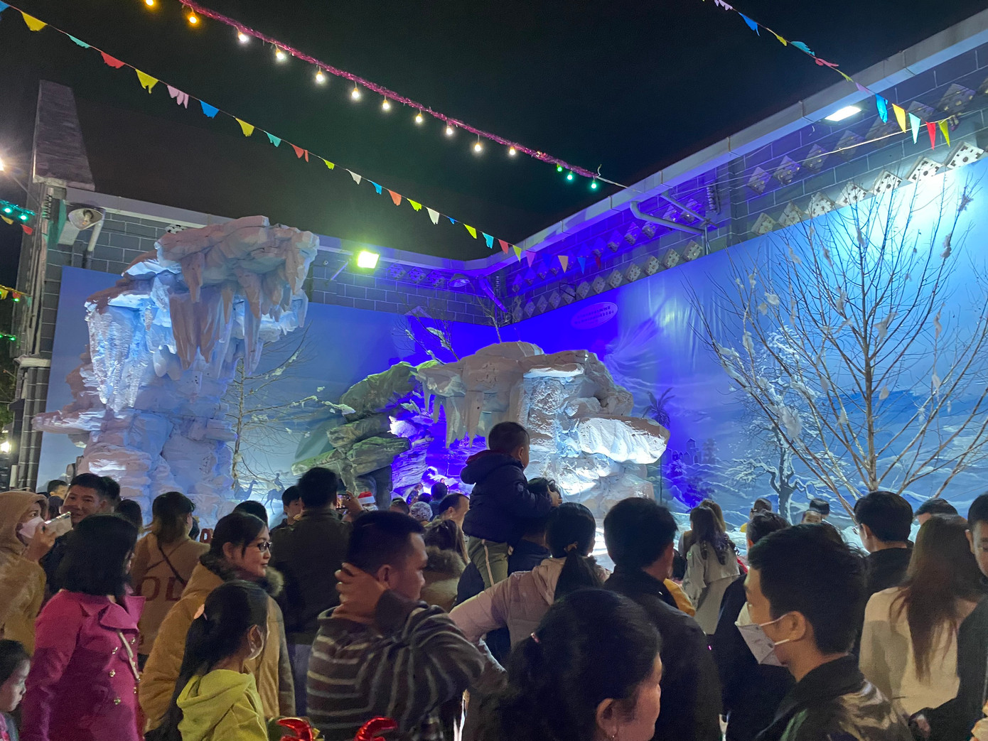 Người dân nô nức đi Lễ Giáng sinh Người dân nô nức đi Lễ Giáng sinh