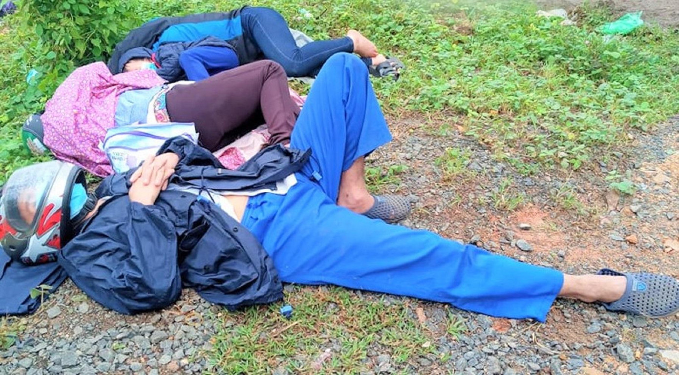 Một gia đình cùng nhau ngủ dưới đất