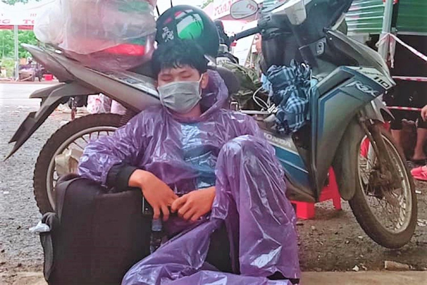 Tranh thủ chợp mắt bên chiếc xe máy