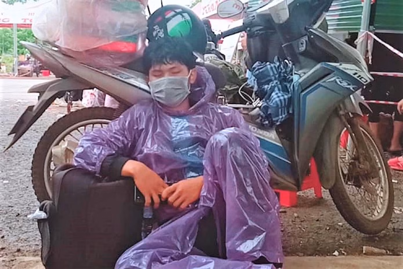 Tranh thủ chợp mắt bên chiếc xe máy Tranh thủ chợp mắt bên chiếc xe máy