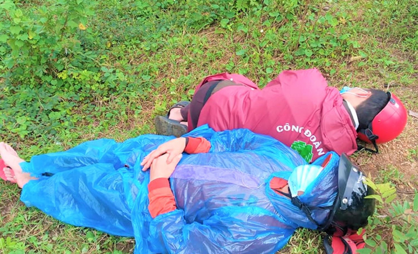 Mặc nguyên áo mưa để ngủ