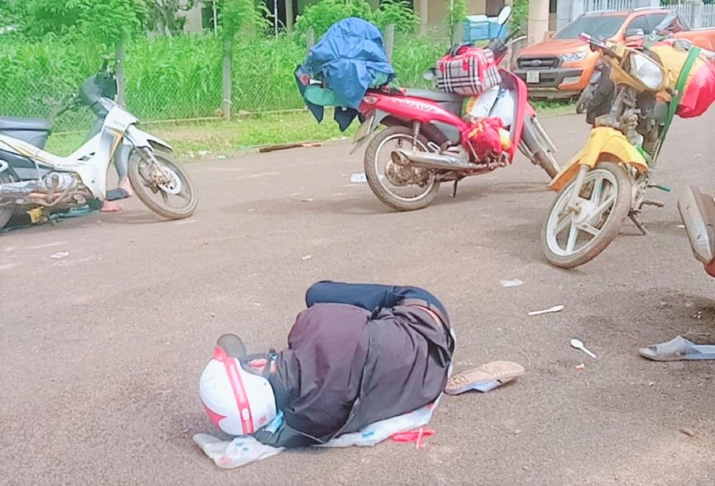 Nhiều người mệt lả vì di chuyển hàng trăm cây số về quê bằng xe máy