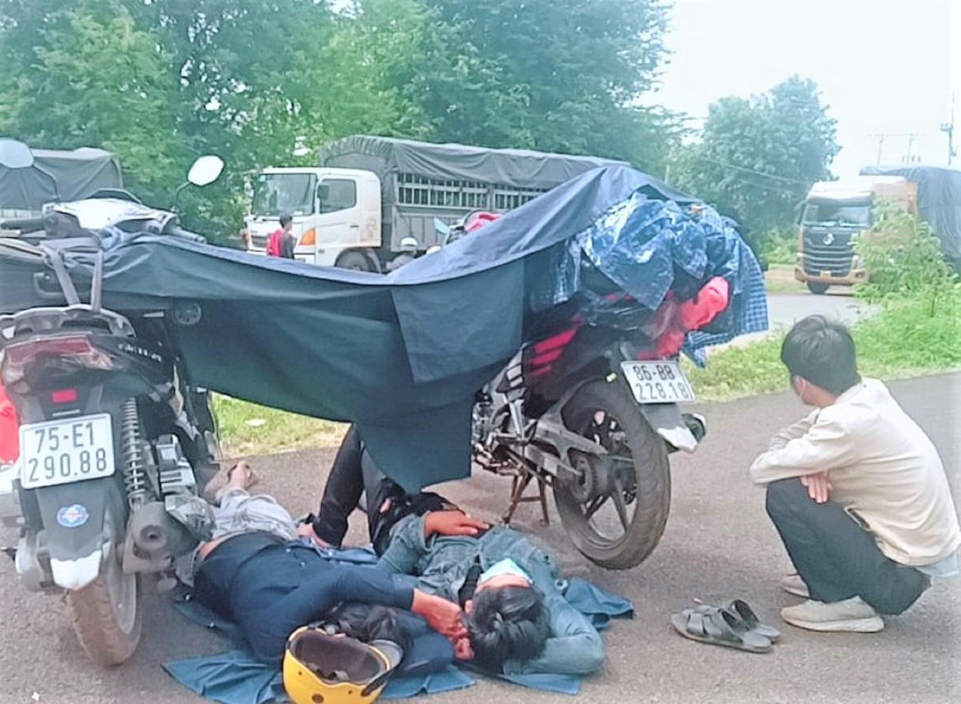 Dùng áo mưa che ánh mặt trời cho dễ ngủ