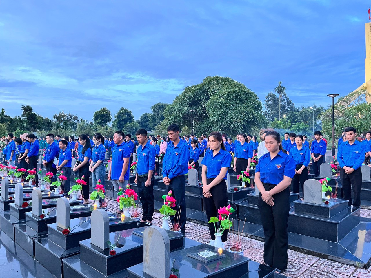 Tuổi trẻ huyện Cư M'gar (Đắk Lắk), thắp nến, nhang tri ân các anh hùng liệt sĩ