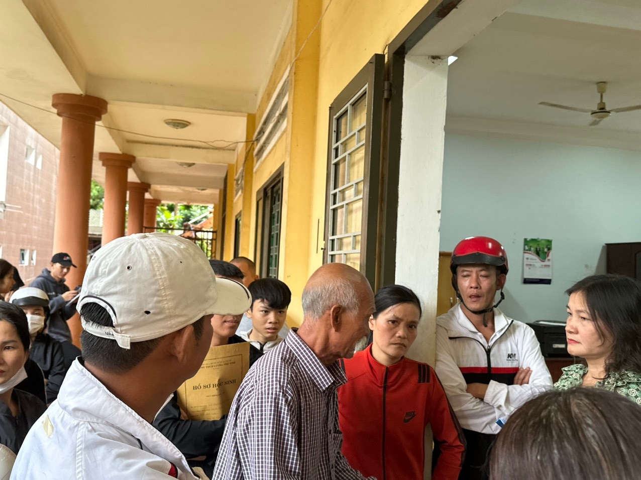 Phụ huynh đi rút hồ sơ để nộp trường khác