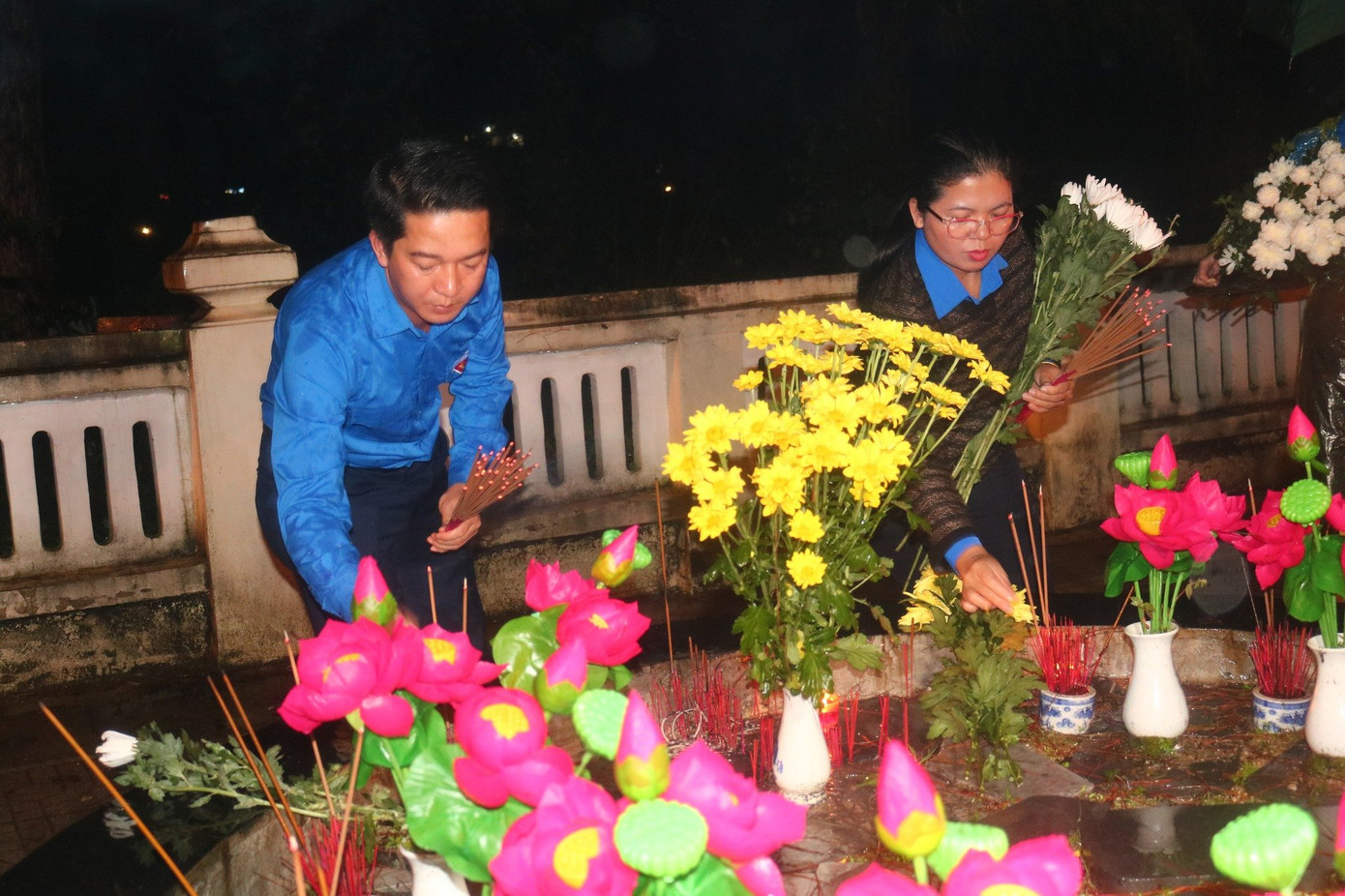 Anh Trương Văn Bình - Bí thư Tỉnh Đoàn Đắk Nông và chị H'Hồng - Phó Bí thư Tỉnh Đoàn thắp nhang, dâng hoa tại Nghĩa trang liệt sĩ