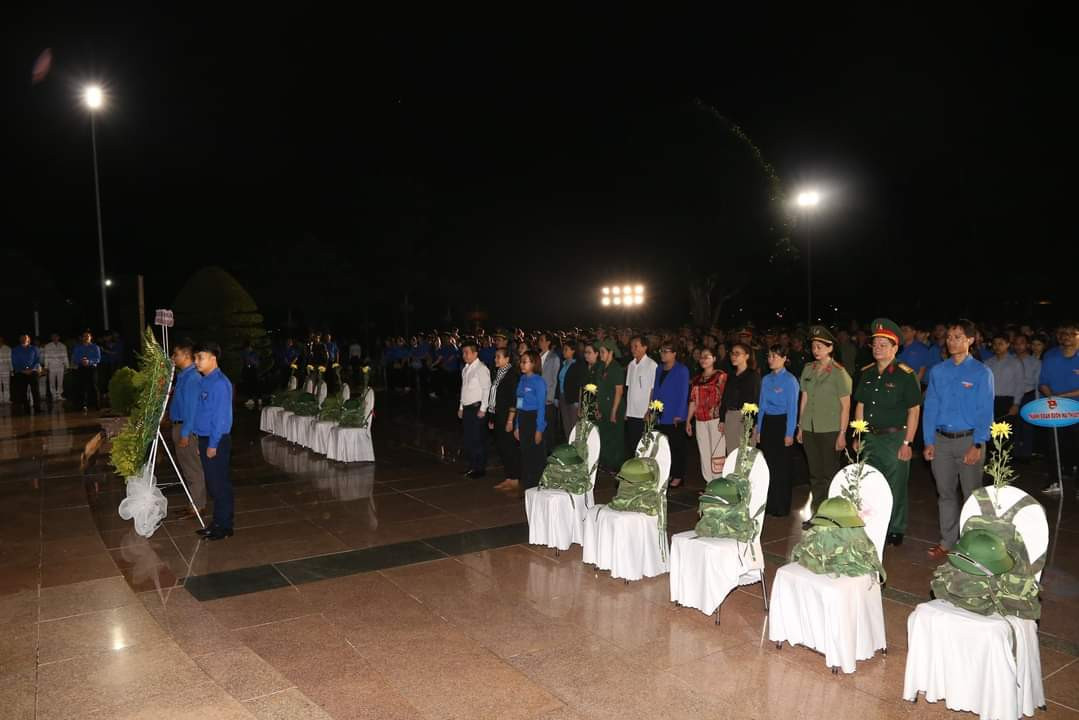 Chương trình “Thắp nến tri ân” các anh hùng liệt sĩ tại Nghĩa trang liệt sĩ tỉnh Đắk Lắk