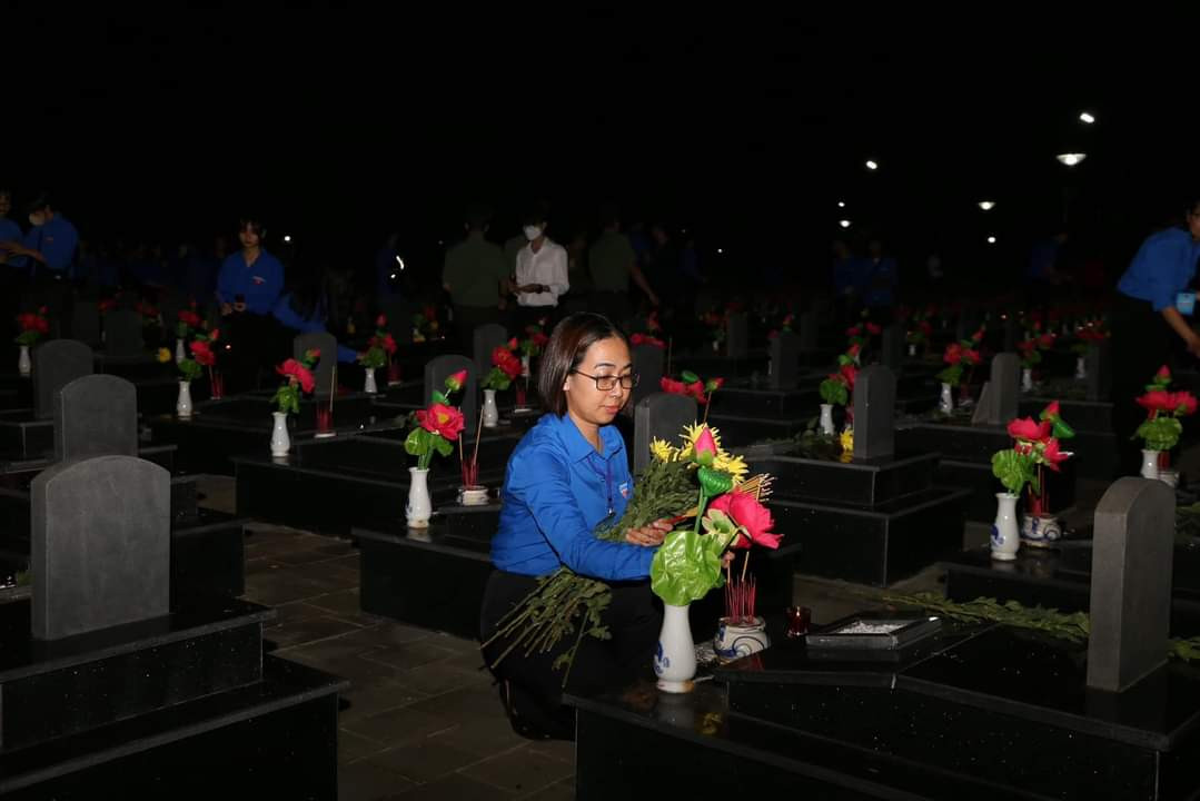 Chị H'Giang Niê - Bí thư Tỉnh Đoàn Đắk Lắk, thắp những nén nhang, bông hoa tri ân