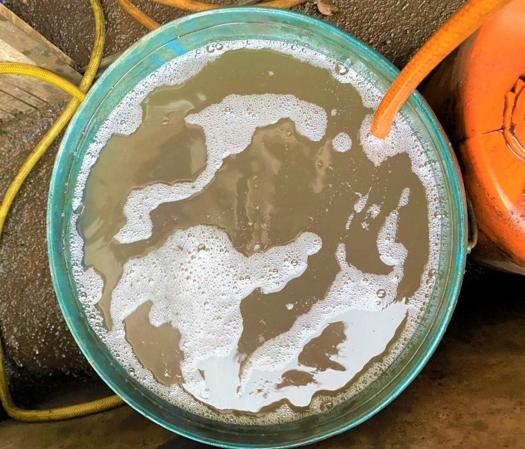 Dầu được xả từ trong xe