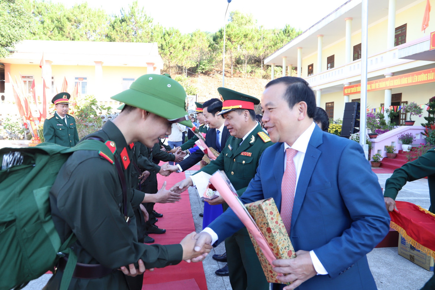 Các thanh niên tươi vui lên đường nhập ngũ Các thanh niên tươi vui lên đường nhập ngũ