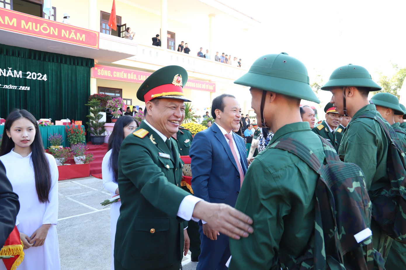 Lãnh đạo cơ quan, đơn vị ở Đắk Nông, động viên các tân binh lên đường Lãnh đạo cơ quan, đơn vị ở Đắk Nông, động viên các tân binh lên đường