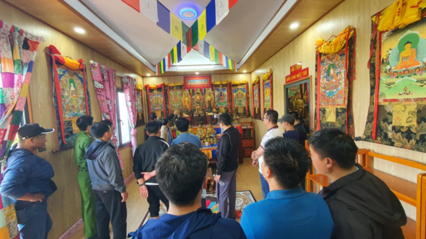 Bên trong căn nhà khi lực lượng chức năng khám xét. Bên trong căn nhà khi lực lượng chức năng khám xét.