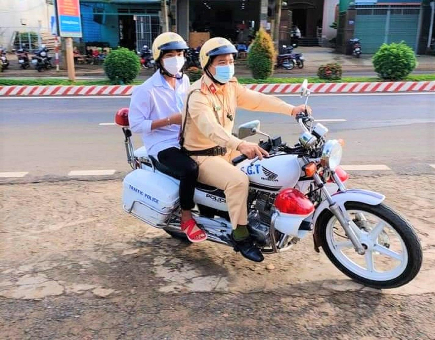 Trung úy Phạm Văn Hà mua và tặng Atlat địa lý cho thí sinh